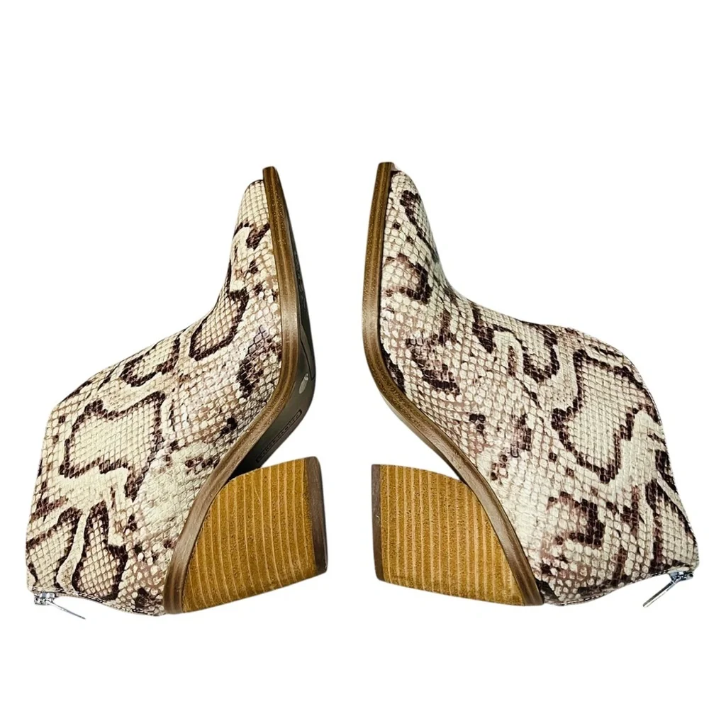 VINCE CAMUTO Short White Leather Boots Ginsel Size 6.5 Snake Print 1362-18